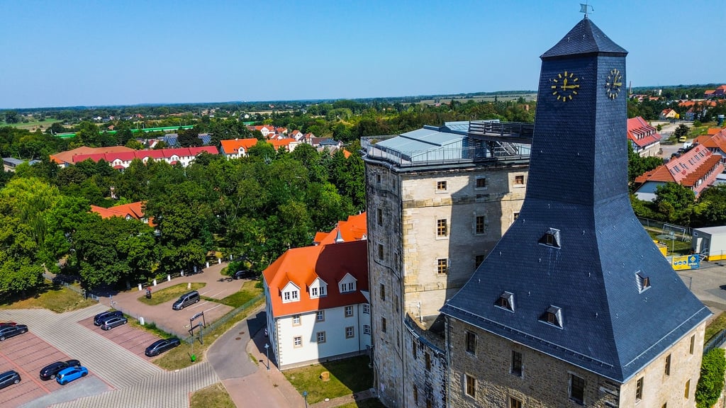 Vor dem Borlachturm in Bad Dürrenberg findet traditionell das Borlachspiel im Rahmen des Brunnenfestes statt.