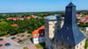 Vor dem Borlachturm in Bad Dürrenberg findet traditionell das Borlachspiel im Rahmen des Brunnenfestes statt.