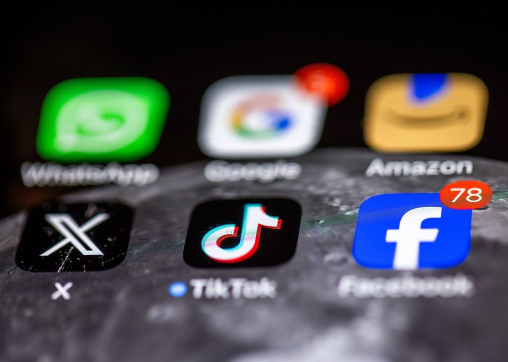 Social Media sind die dominante Freizeitbeschäftigung vieler Kinder und Jugendlicher, doch laut Ifo-Umfrage sind TikTok und Co. einer großen Mehrheit in Deutschland suspekt. (Symbolbild)
