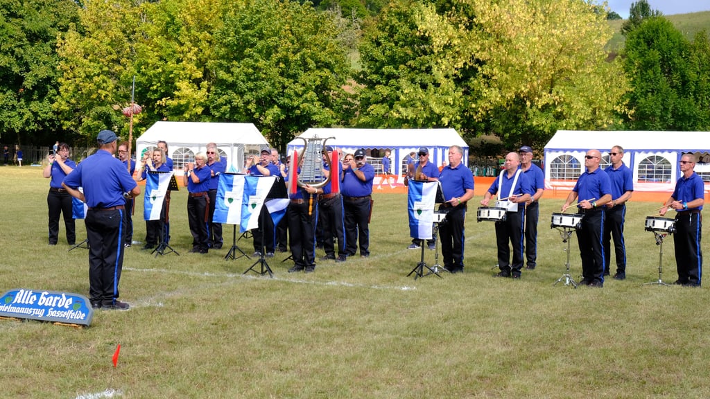 Die "Alte Garde" des Spielmannszuges Hasselfelde gab ein Platzkonzert in Cattenstedt. Mit dabei auch Falk Kunzmann (6. von rechts), der Leiter des Cattenstedter Spielmannzuges. Er wurde am Rande des Spielleutetreffens ausgezeichnet.