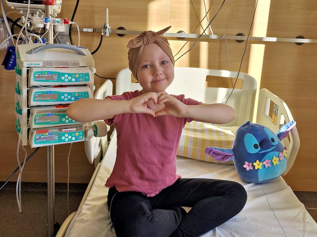 Tapfere Siebenjährige: Die kleine Karlotta Plüschke aus Laucha kämpft gegen eine Leukämie.
