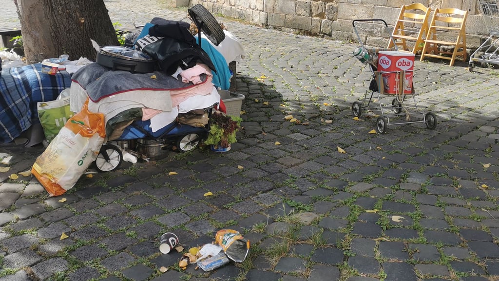 Die Vermüllung rund um den Schlafplatz der Obdachlosen in Halberstadt ist nicht zu übersehen.