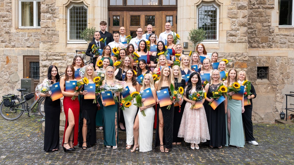 Die Absolventinnen und Absolventen von Ameos Ost nach der Zeugnisübergabe vor der Villa Westerberge in Aschersleben.