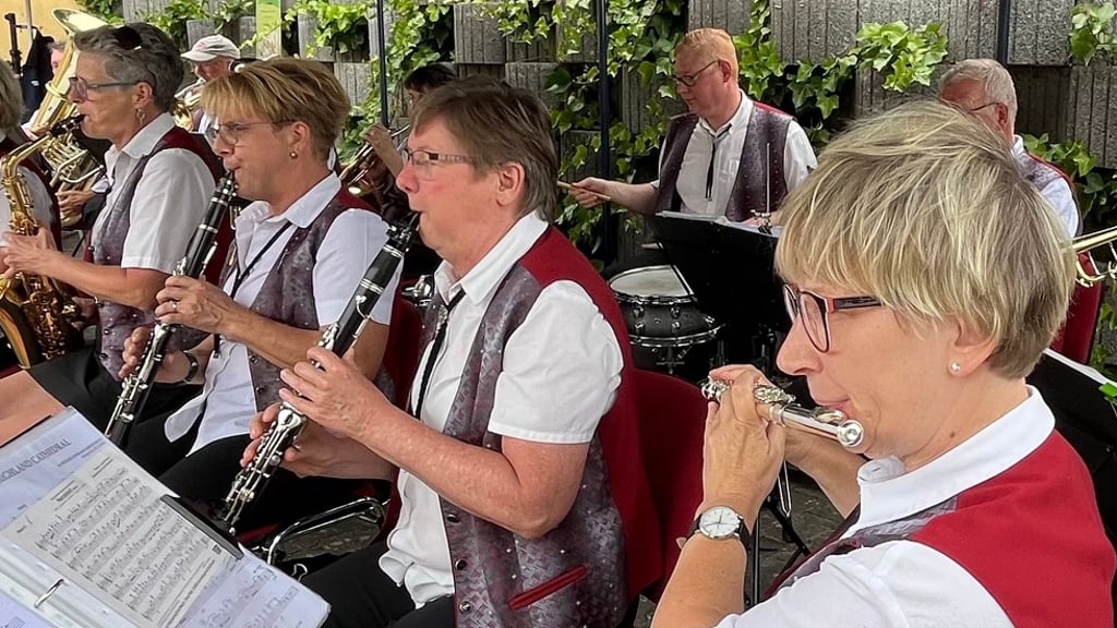 Das Genthiner Blasorchester spielt beim Kartoffelfest im Altenplathower Volkspark.