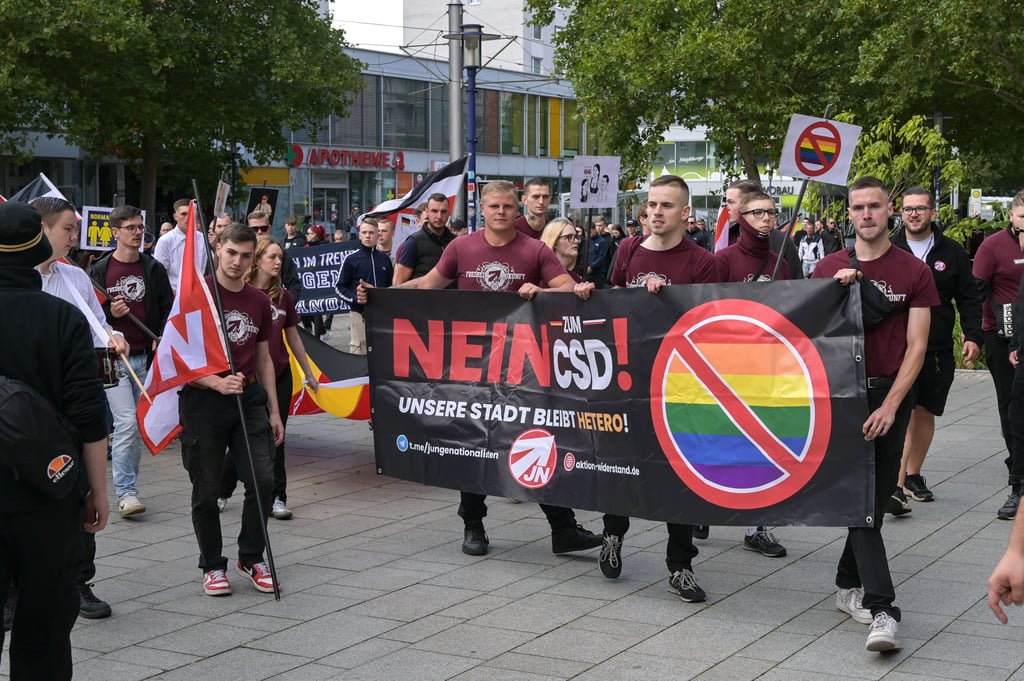 Rechtsextremer Protest gegen den Christopher Street Day in Magdeburg. Das Logo auf dem Transparent verweist auf die „Jungen Nationalisten“, Parteinachwuchs der „Heimat“, früher NPD.