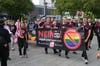 Rechtsextremer Protest gegen den Christopher Street Day in Magdeburg. Das Logo auf dem Transparent verweist auf die „Jungen Nationalisten“, Parteinachwuchs der „Heimat“, früher NPD.