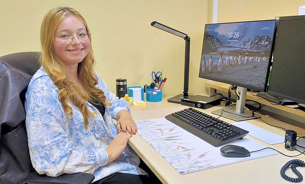 Amy Dolge sitzt an ihrem neuen Arbeitsplatz im Zörbiger Rathaus.