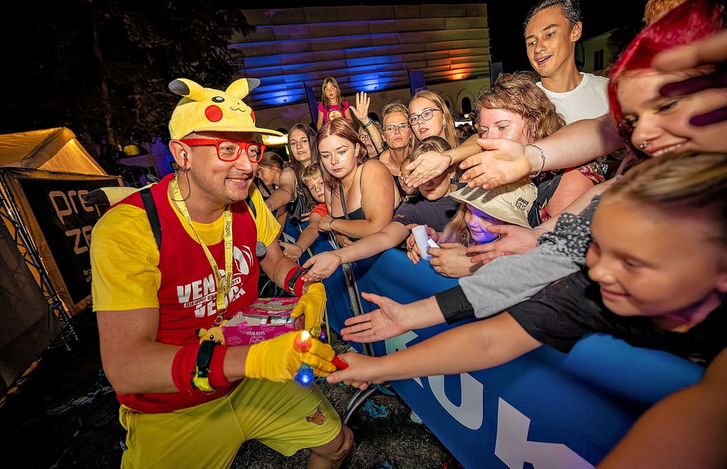 Die schrillen Typen von „Venga Venga“ bestreiten im äußeren Schlosshof die Eröffnungsparty des diesjährigen Kuhfestes.