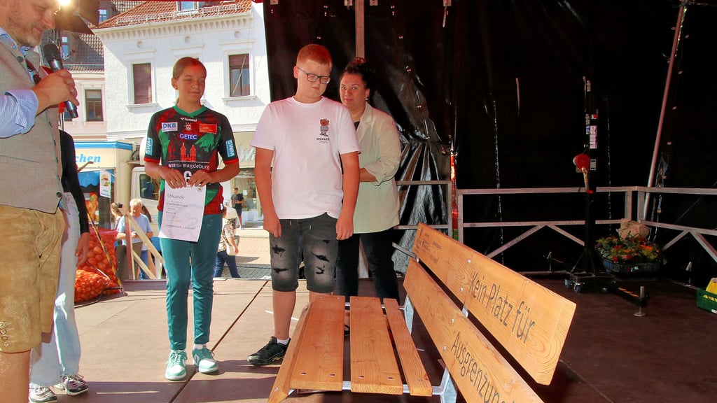 Eine neue Bank bekommt die Herderschule. Die Übergabe fand beim Bollenfest statt.