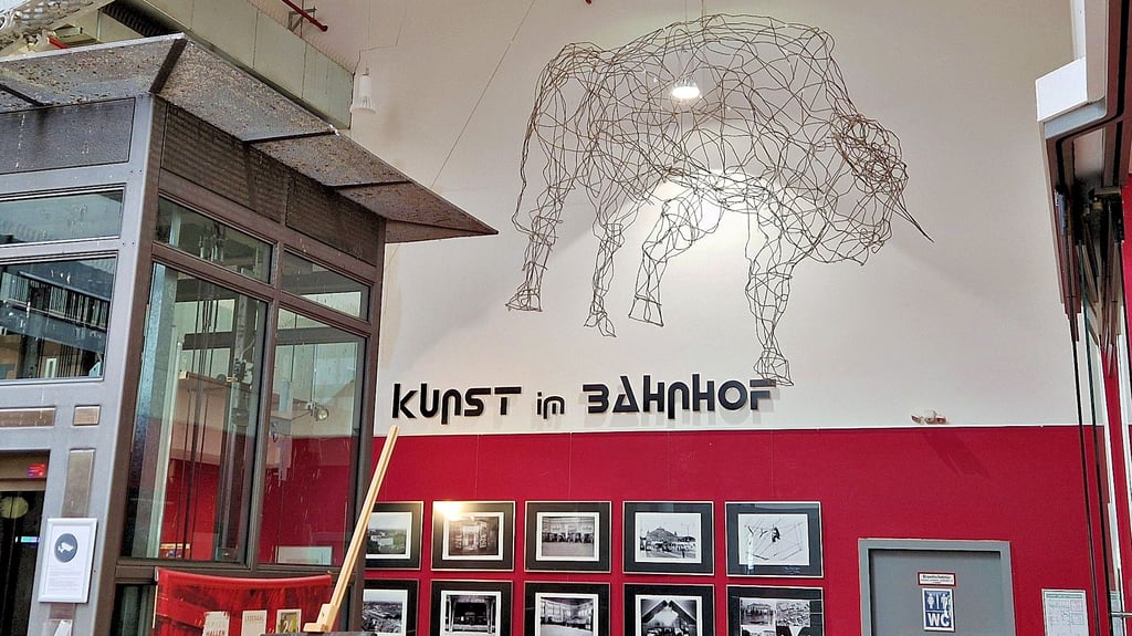 Wuchtige Drahtgestelle zieren die Bahnhofslounge „Bastian“ im halleschen Hauptbahnhof.