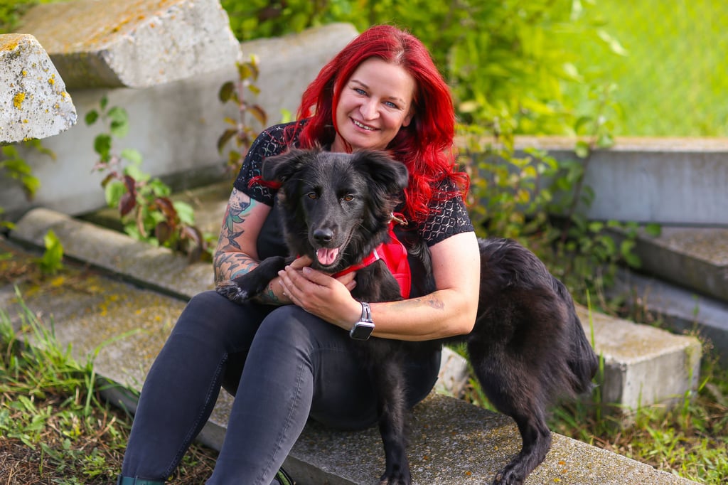 Bad Lauchstädts Ortswehrleiterin Claudia Hintz hat Ahsoka als Welpe aus der damaligen Tierrettungsaktion aufgenommen.