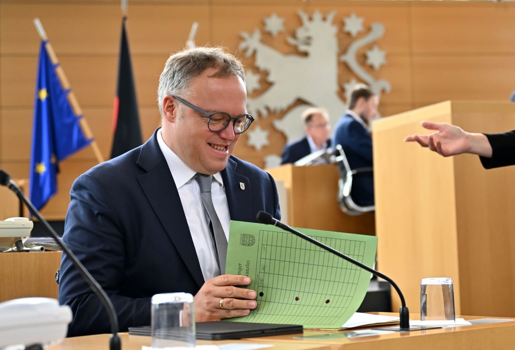 Thüringens Ministerpräsident Mario Voigt (CDU) fordert Altersbeschränkungen für die Nutzung von Smartphones und sozialen Medien.