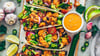 Bunt und lecker: Food-Bloggerin Bianca Zapatka serviert zu ihren Blumenkohl-Tacos auch eine leckere Tahini-Sauce.