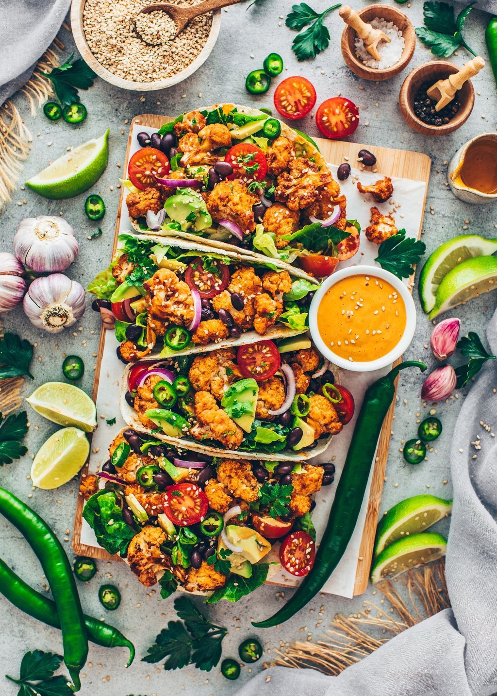 Bunt und lecker: Food-Bloggerin Bianca Zapatka serviert zu ihren Blumenkohl-Tacos auch eine leckere Tahini-Sauce.