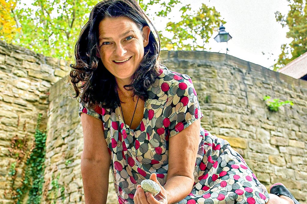 Camilla Carlsson liebt das Gegensätzliche: Kieselsteine, die eigentlich hart sind, lassen sich in gehäkelter Form zusammendrücken.