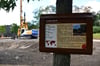 Das Schild an der Baustelle für die neue Außenanlage für die Schimpansen im Zoo Magdeburg stellt den „Neuzugang“ vor.