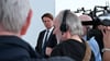 Der ehemalige Regierungssprecher Béla Anda (Mitte) macht künftig Öffentlichkeitsarbeit für die in Hamburg vor Gericht stehende Unternehmerin Christina Block. (Archivbild)
