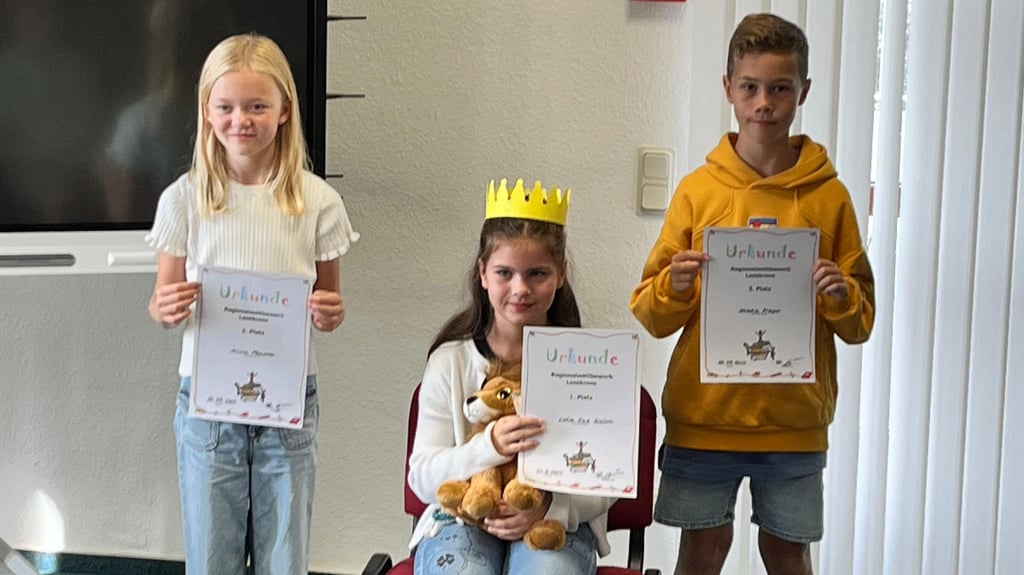 Neben Lesekönigin Lola Sue Kolm (Mitte) haben Alina Pausder den zweiten Platz und Sascha Meyer den dritten Platz errungen.