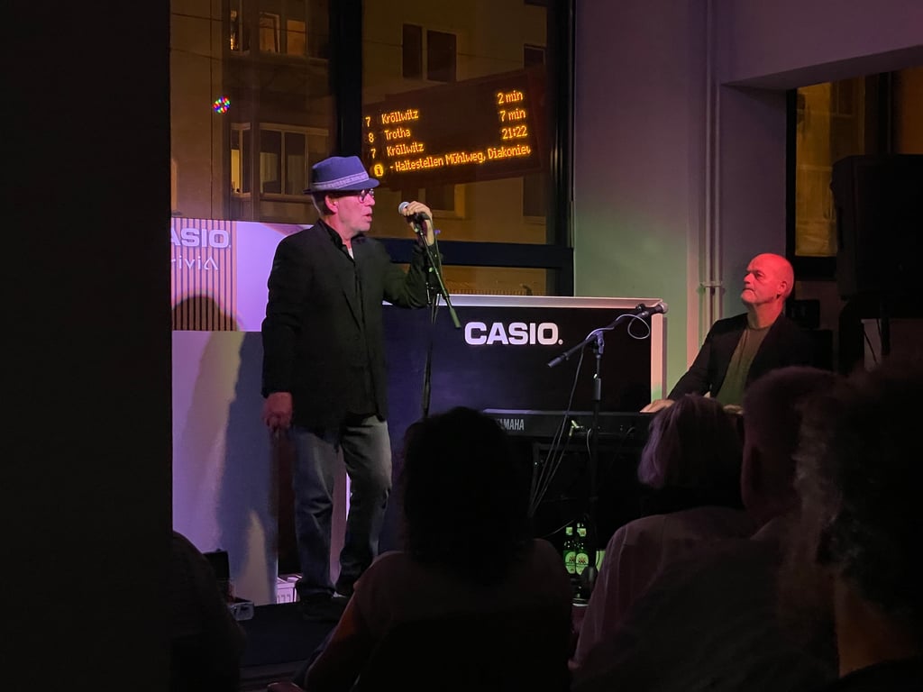 Jes Holtsø, bekannt als Børge von der Olsenbande, tourt seit knapp 30 Jahren als Musiker durch Europa. Für das Schaufensterkonzert im Musikladen Polyhymnia hat er mal wieder Station in Halle gemacht - und das Publikum begeistert.