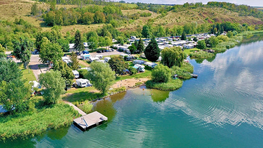 Der Campingplatz liegt direkt am Ufer des Süßen Sees.