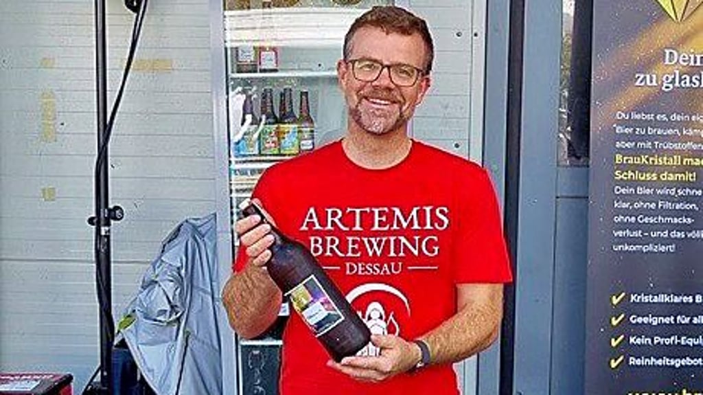 Stolz präsentiert Fabian Jäger-Gildemeister sein Bier