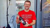 Stolz präsentiert Fabian Jäger-Gildemeister sein Bier