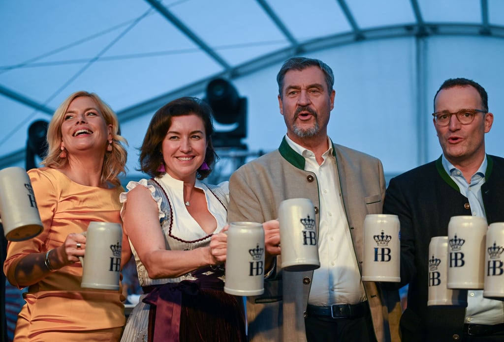 Die ersten Maßkrüge mit frisch gezapftem Oktoberfestbier gingen an die politische Prominenz
