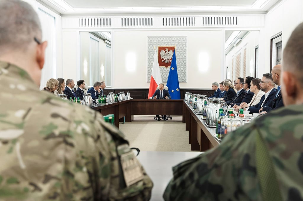 Polens Ministerpräsident Donald Tusk berief nach dem Vorfall eine außerordentliche Regierungssitzung mit Vertretern des Militärs ein.