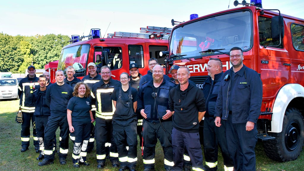 Sonntagmorgen auf dem Pferdemarkt in Havelberg. Kameraden aus den Ortsfeuerwehren sind bereit für den letzten Tag der Brandwache auf dem Festgelände.
