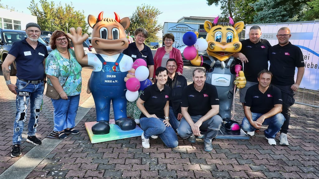 Der Kinderschutzbund Mansfeld-Südharz und die Autolackiererei Werner Helbig in Eisleben freuen sich über ihre neuen Wiesis.