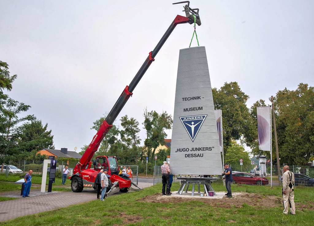 Beim Aufstellen des Flügekolosses in Dessau waren Fingerspitzengefühl und ein Teleskoplader gefragt.