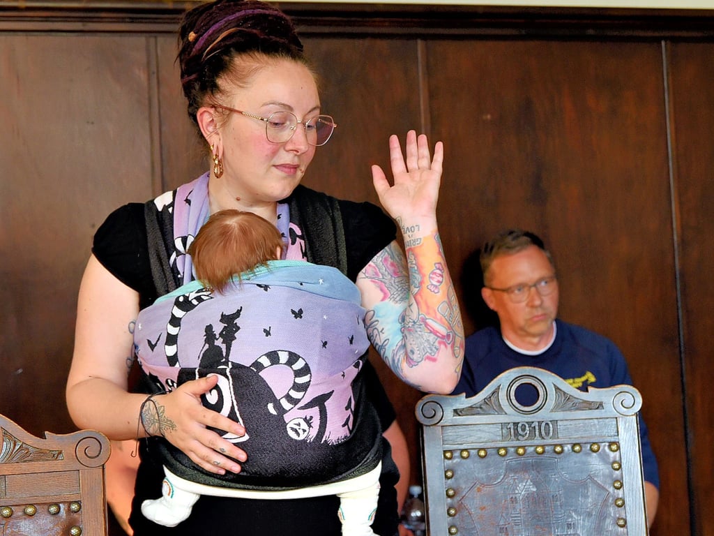 Diese Art der Abstimmung hat es in einem kommunalpolitischen Ausschuss in Barby auch noch nicht gegeben. Die Abgeordnete Natalie Nagel (Linke) war mit Baby Matilde-Charlotte in die Bauausschusssitzung gekommen.