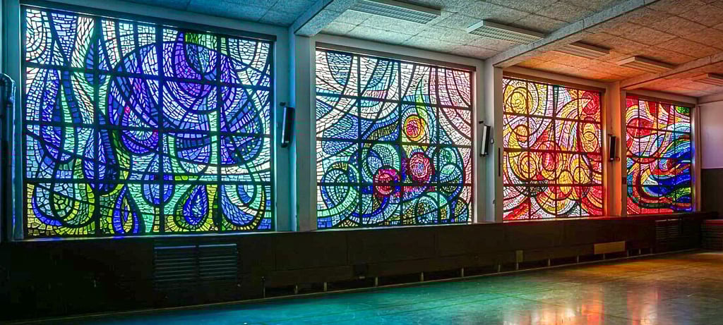 Das Glasbetonfenster „Vier Tageszeiten“ von Christof Grüger aus der Franz-Vollbring-Halle fotografiert.