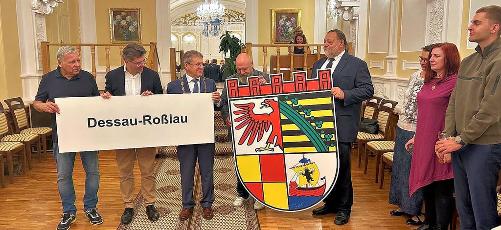 Das Wappen der Stadt Dessau-Roßlau wird an Roudnice nad Labem übergeben.