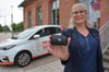 Janine Bonstedt mit dem Carsharing-Auto der Wobau Haldensleben.