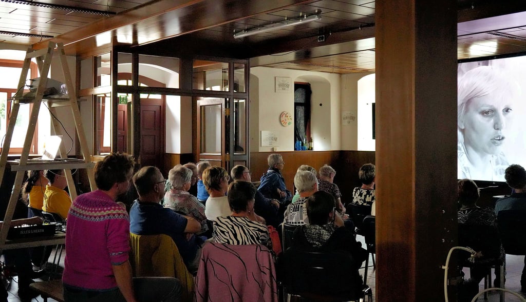 Filmabende dort, wo es kein Kino mehr gibt: Seinen Auftakt feierte Kino deCentral Ende August in Teuchern im Burgenlandkreis (Foto), nun kommt das Projekt in die Solestadt.