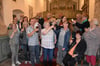 Im Schatten der großen Orgel stießen die Kirchenchor-Mitglieder um ihren Leiter Dr. Daniel Graf (vorn Mitte) an, bevor sie zur letzten Probe vor dem großen Konzert aufbrachen.