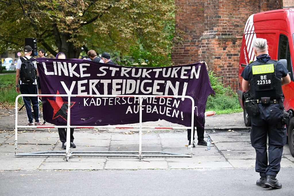 Demonstranten begleiten den Prozess mit Protesten.