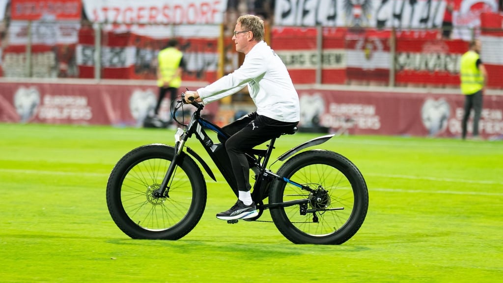Radler auf Rasen: Ralf Rangnick.