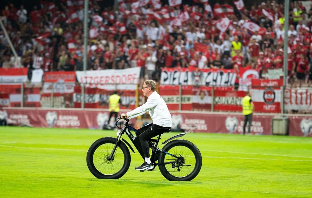 Radler auf Rasen: Ralf Rangnick.