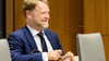 Während Finanzminister Heere von einem historischen Investitionspaket spricht, wirft ihm die Opposition eine inhaltsleere Schuldenaufnahme vor.