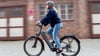 Für Wiedereinsteiger und E-Bike-Neulinge gilt: Erst mit dem Rad vertraut machen, dann sicher in den Straßenverkehr starten.