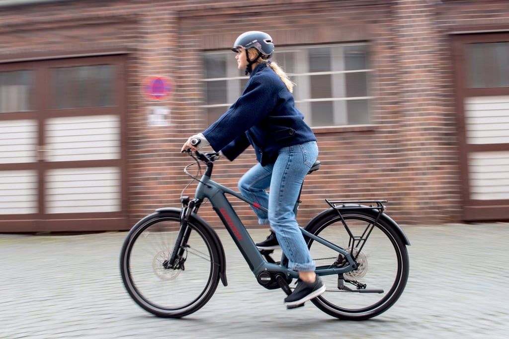 Für Wiedereinsteiger und E-Bike-Neulinge gilt: Erst mit dem Rad vertraut machen, dann sicher in den Straßenverkehr starten.