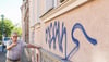 Franz-Ulrich Keindorff ärgert sich über die Graffiti an seiner Hauswand in Barleben.