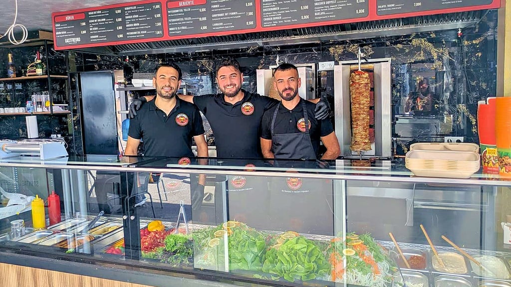 Das Brüder-Trio Hamza (v.l.), Bayram und Ilhan Yalcinkaya ist stolz auf sein neues Geschäft.