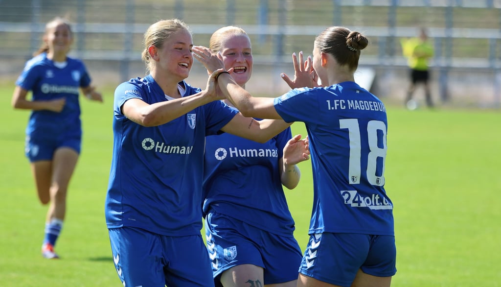 Wenn Torschützinnen gemeinsam jubeln (v. l.): Johanna Giese, Chantal Schmidt und Nele Abraham.