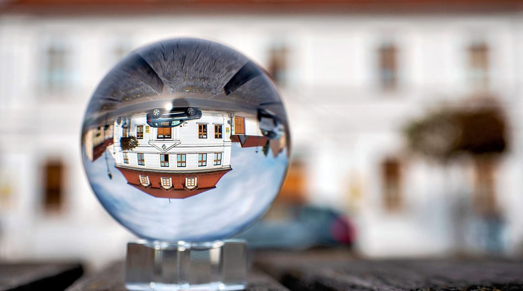 Den Finanzplan einer Stadt aufzustellen gleicht oftmals dem Blick in die berühmte Glaskugel. Trotz gewissenhaften Planens und Rechnens gibt es manchmal Überraschungen. So auch in Gommerns Rathaus.