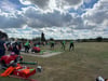 Ein dramatischer Himmel über rasanten Wettkämpfen. Hier ist die Buchhorster Feuerwehr selbst gerade am Start.