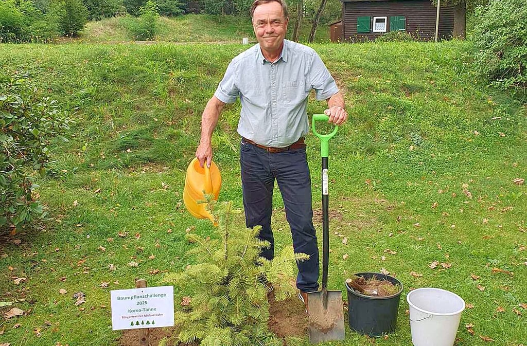 Michael Jahn pflanzt eine Koreatanne im Jahnpark.