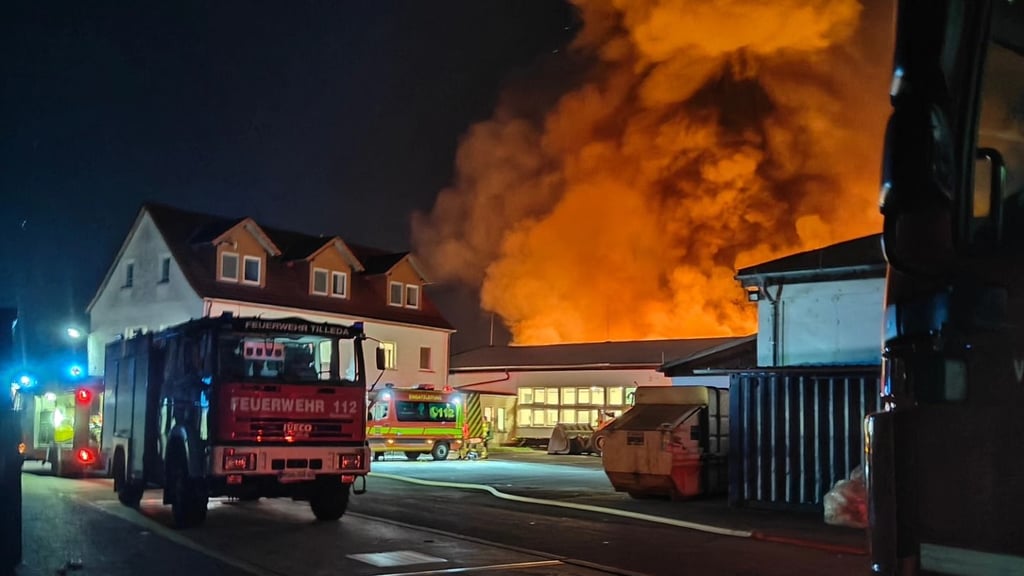 So sah es am Brandort in Riethnordhausen nach dem Eintreffen der Feuerwehren aus.